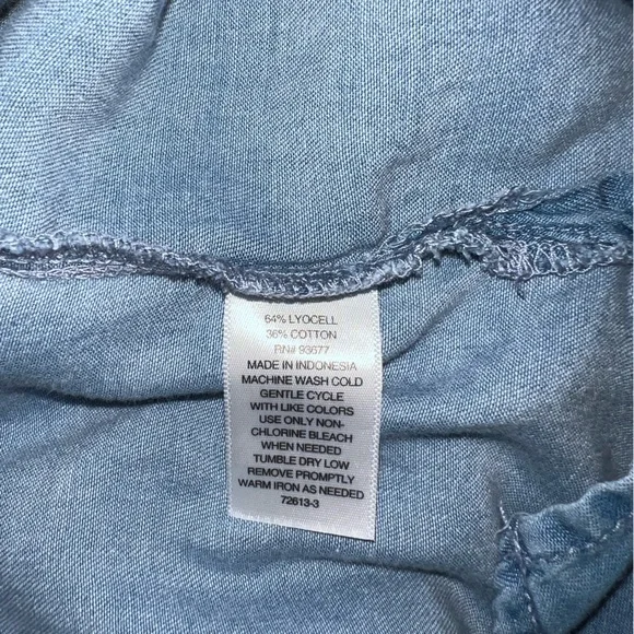 a.n.a Light Blue Button-Down Shirt Women’s Medium - Picture 4 of 4